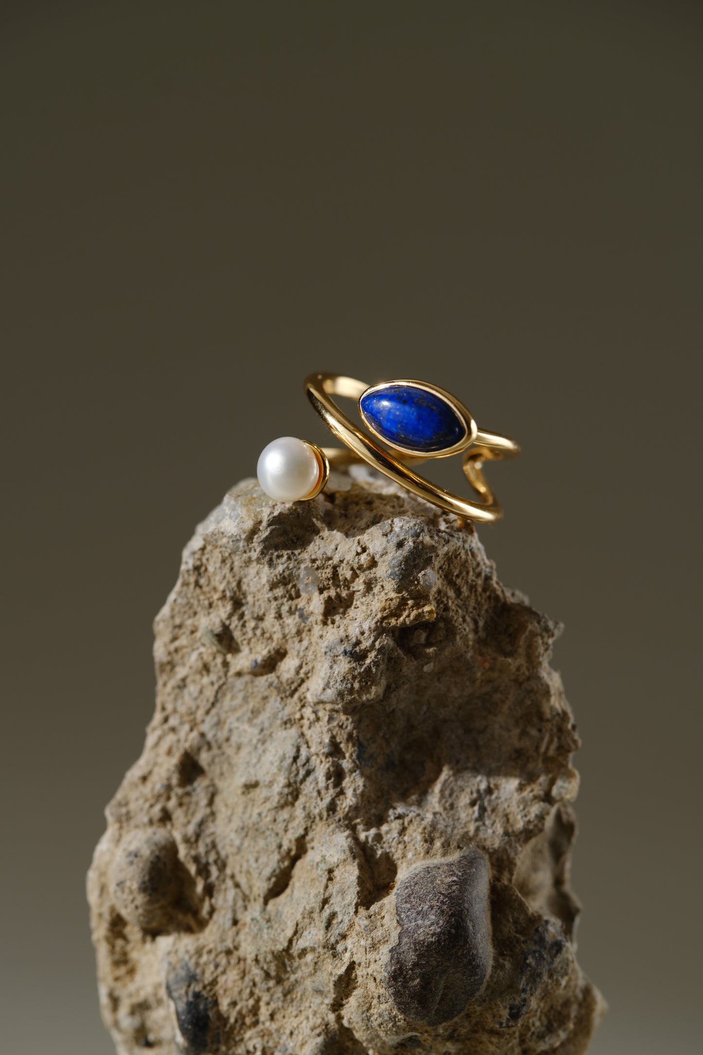 Royal - 925 silver with 18ct gold-plated silver/ nature pearls / lapis lazuli ring