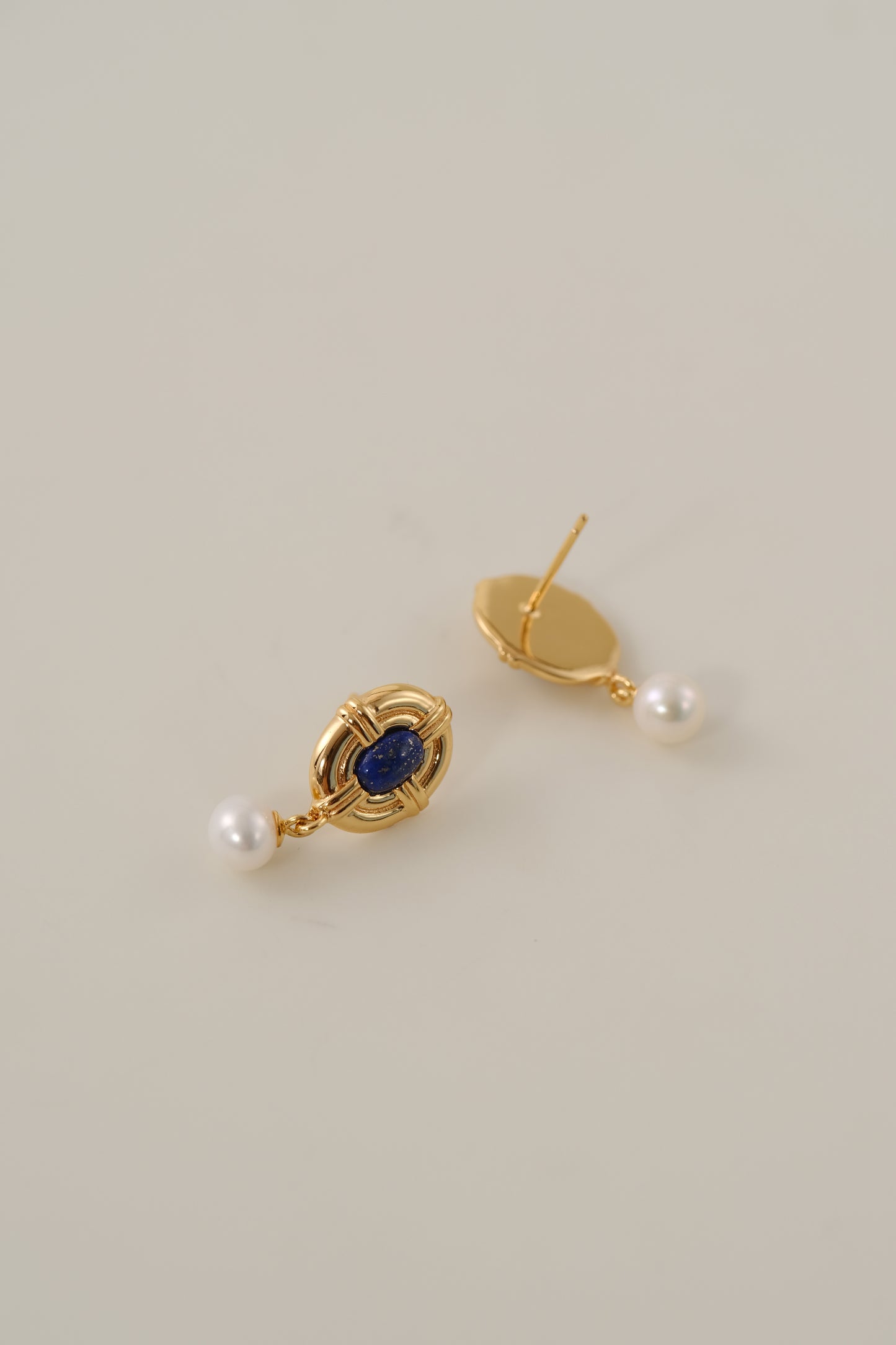 Royal - 18ct gold-plated silver with nature pearls and lapis lazuli earrings