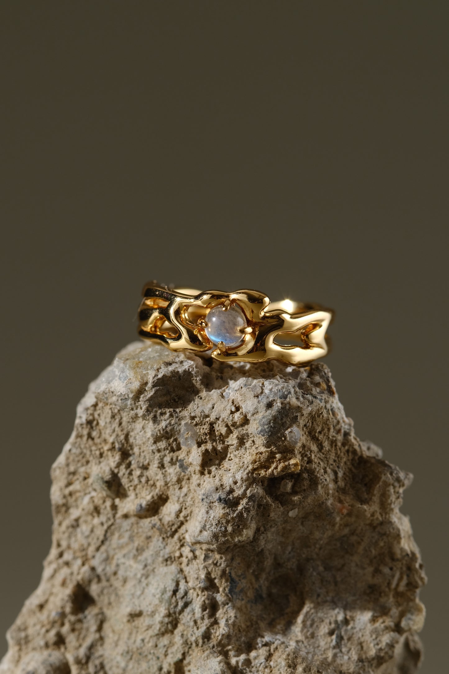 Invisible Heart - 925 Silver / 18k Gold with Natural Moonston ring