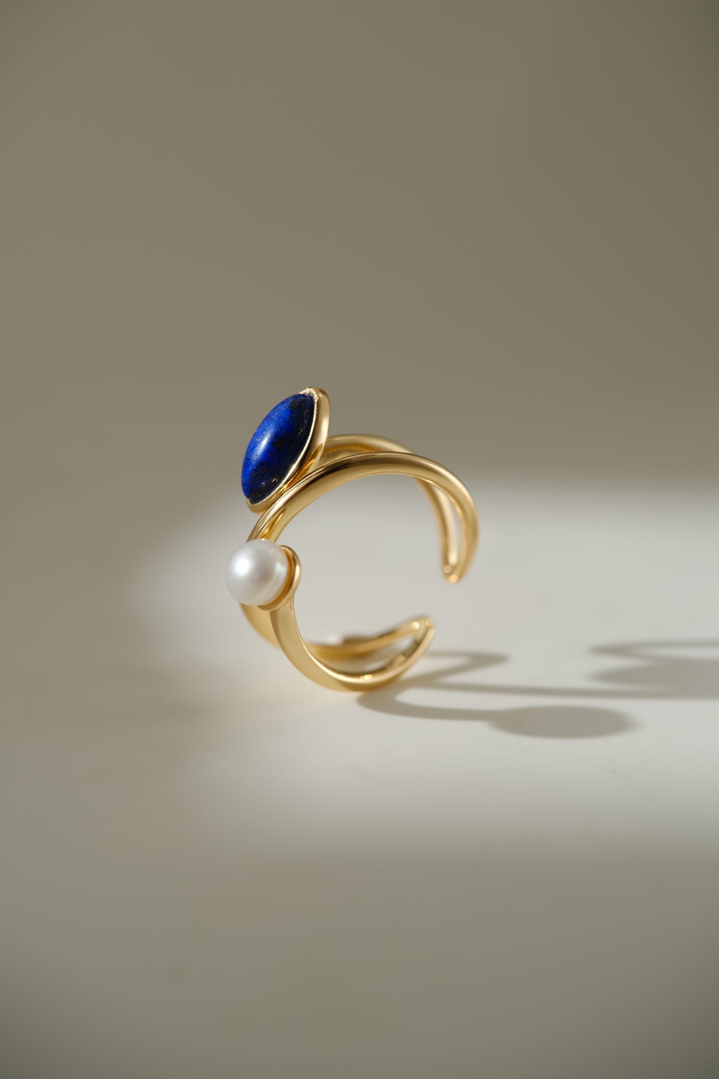 Royal - 925 silver with 18ct gold-plated silver/ nature pearls / lapis lazuli ring